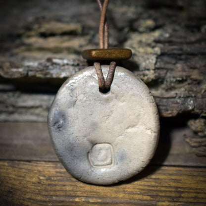 Sonnenspirale Amulett aus Ton – verstellbares Lederband mit Holzperle