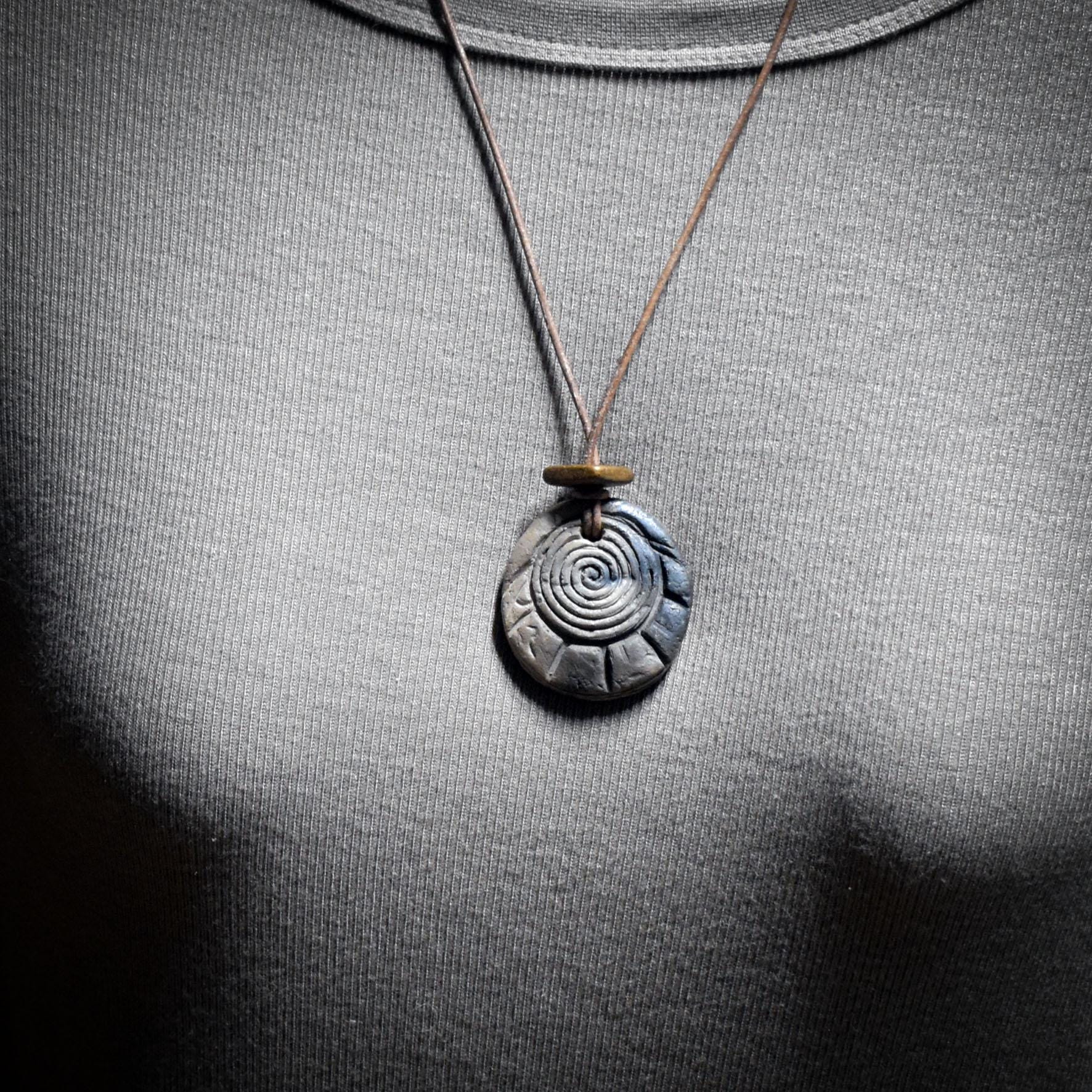 Sonnenspirale Amulett aus Ton – verstellbares Lederband mit Holzperle