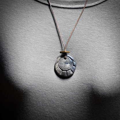 Sonnenspirale Amulett aus Ton – verstellbares Lederband mit Holzperle
