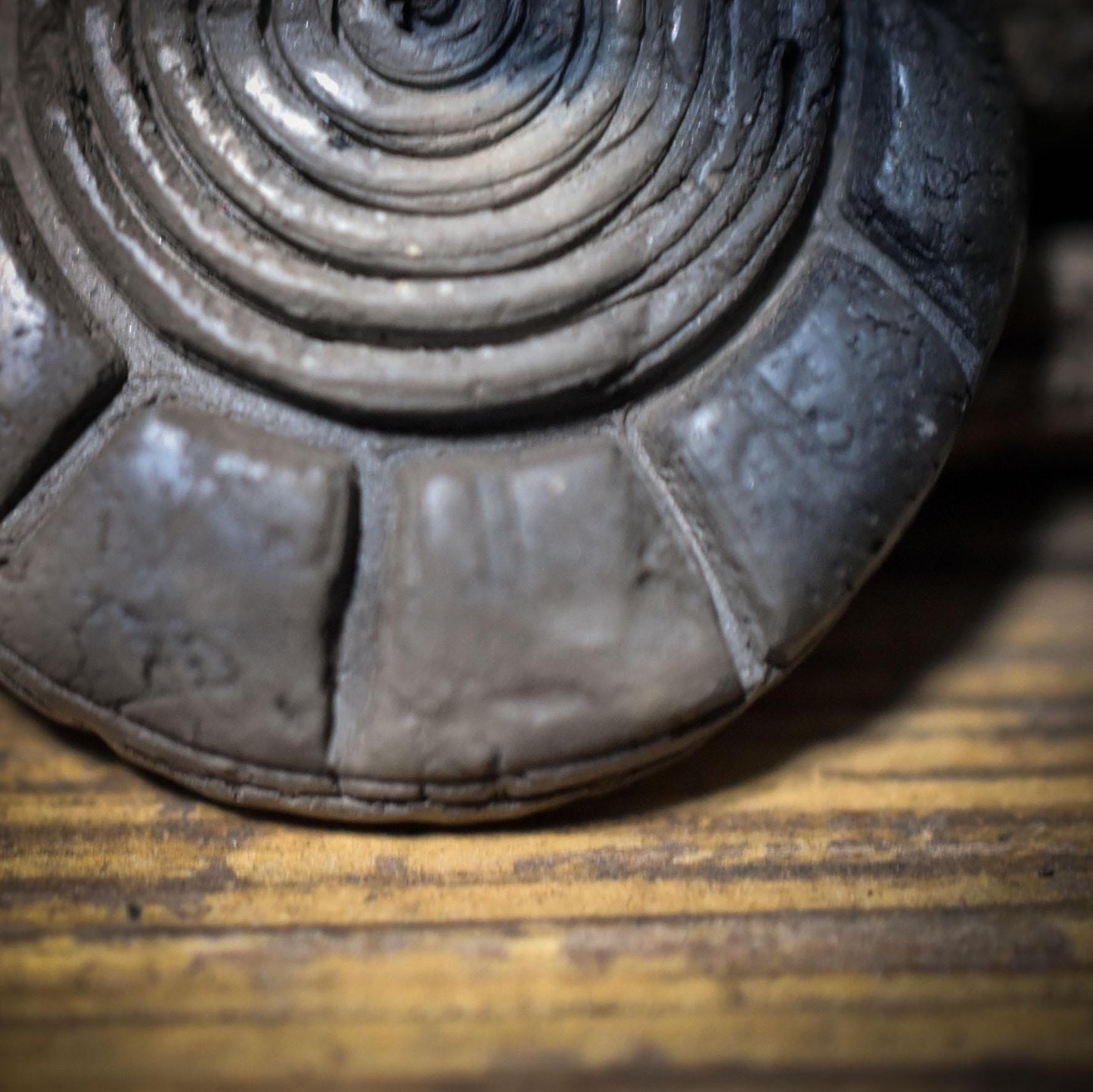 Sonnenspirale Amulett aus Ton – verstellbares Lederband mit Holzperle