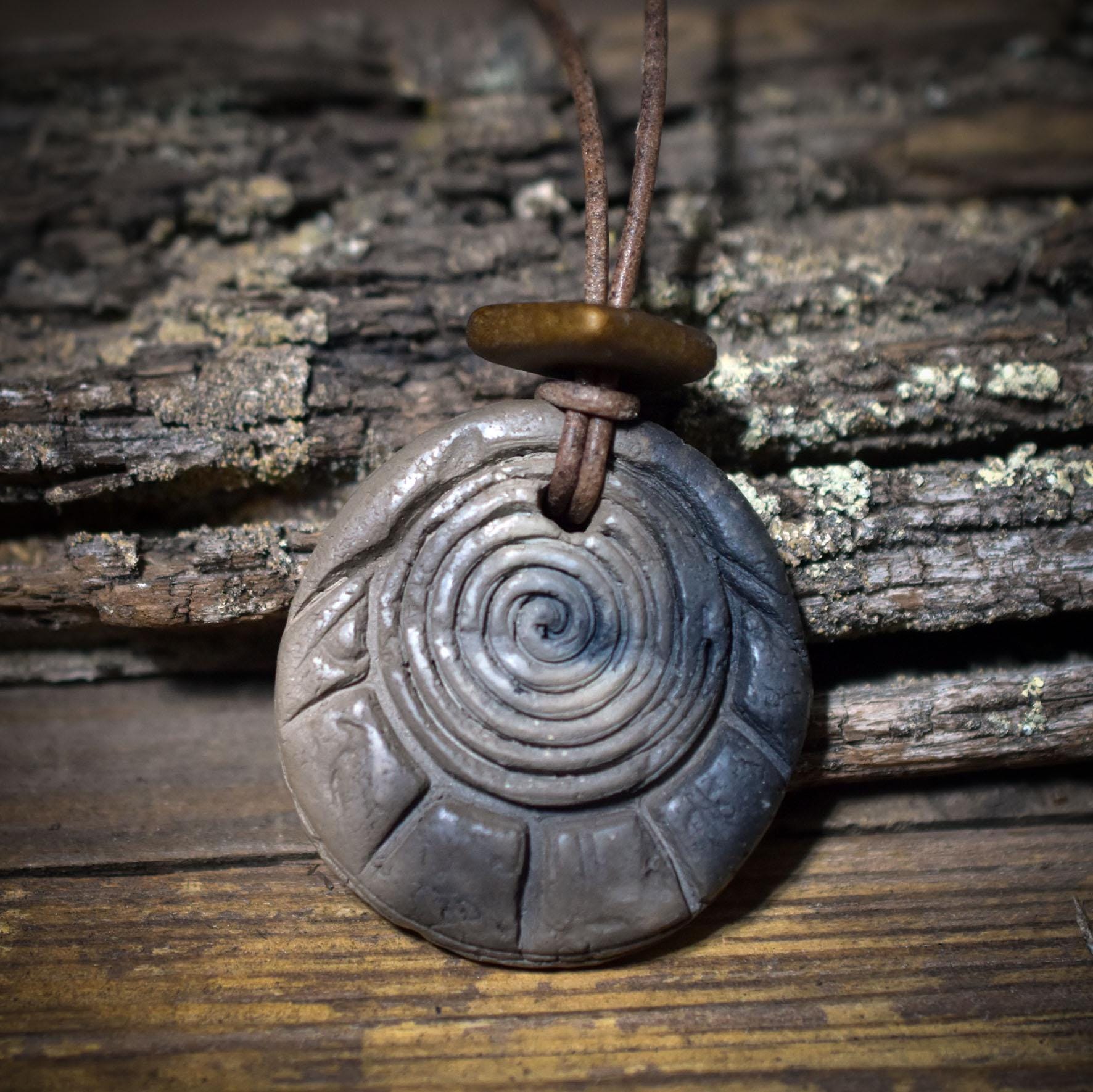 Sonnenspirale Amulett aus Ton – verstellbares Lederband mit Holzperle