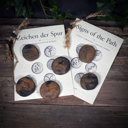 Zeichen der Spur – Archaisches Symbolset aus Rauchbrandton | Krafttier Essenzen | Handgefertigte Ritualsteine ZDS001