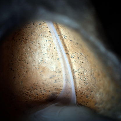 Rückfluss Räucherkegelhalter – turmförmige Höhle mit schamanischem Trommler Relief RÄH059