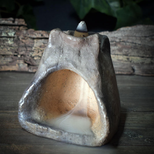 Rückfluss Räucherkegelhalter – turmförmige Höhle mit schamanischem Trommler Relief RÄH059