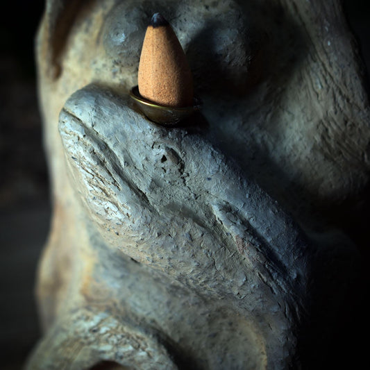 Hüterin des Meeres Skulptur – Göttin & Meereswesen mit Wal Rückfluss Räucherhalter SKU243