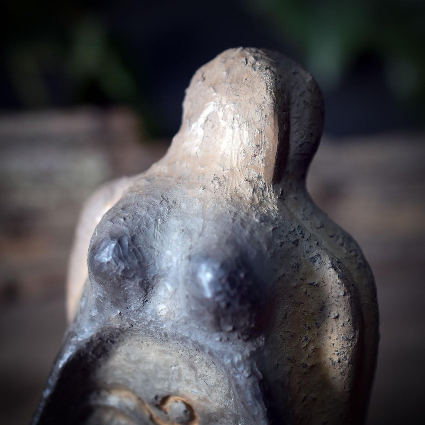 Meeresgöttin Skulptur mit Haifischzahn – archaische Tonfigur aus Rauchbrand SKU244