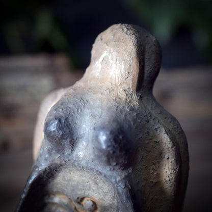 Meeresgöttin Skulptur mit Haifischzahn – archaische Tonfigur aus Rauchbrand SKU244