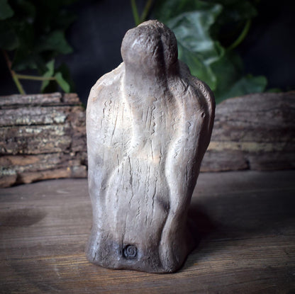 Meeresgöttin Skulptur mit Haifischzahn – archaische Tonfigur aus Rauchbrand