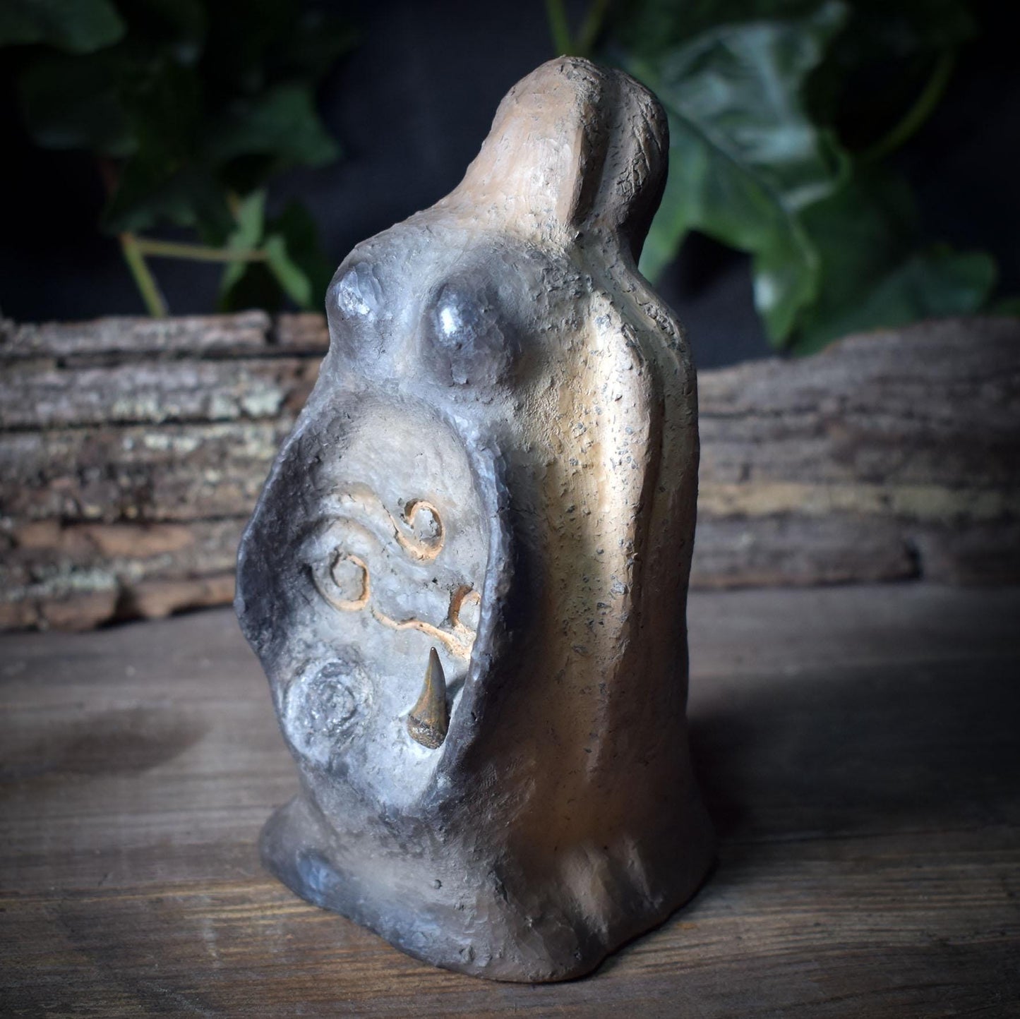 Meeresgöttin Skulptur mit Haifischzahn – archaische Tonfigur aus Rauchbrand SKU244
