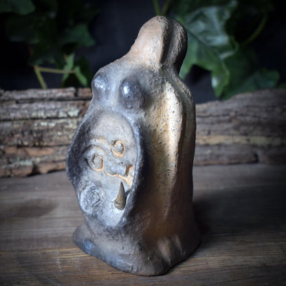 Meeresgöttin Skulptur mit Haifischzahn – archaische Tonfigur aus Rauchbrand SKU244