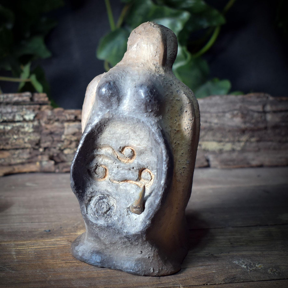 Meeresgöttin Skulptur mit Haifischzahn – archaische Tonfigur aus Rauchbrand