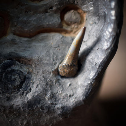 Meeresgöttin Skulptur mit Haifischzahn – archaische Tonfigur aus Rauchbrand
