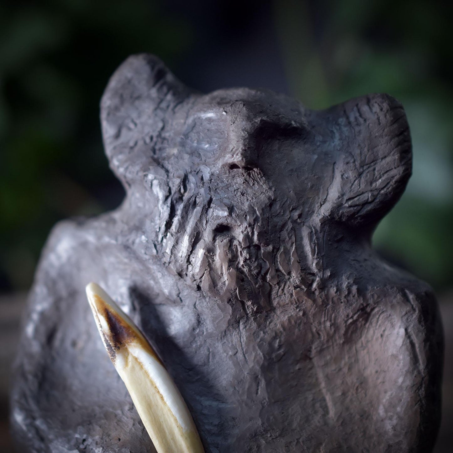 Cernunnos Skulptur auf Baumstamm – Gehörnter Gott mit Wildschweinzahn – Keltische Waldgottheit – Spirituelle Kunst für den Altar