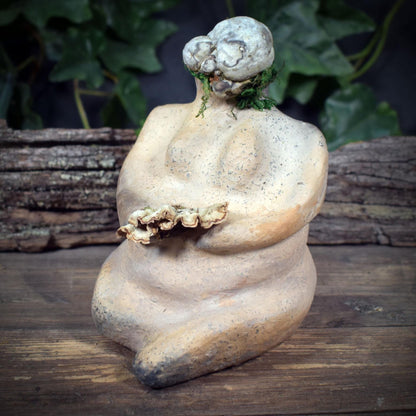Hüterin des Waldes Skulptur, Archaische Frauenfigur aus Keramik mit Baumpilz, Spirituelle Erdgöttin, Handgefertigt & Naturverbunden