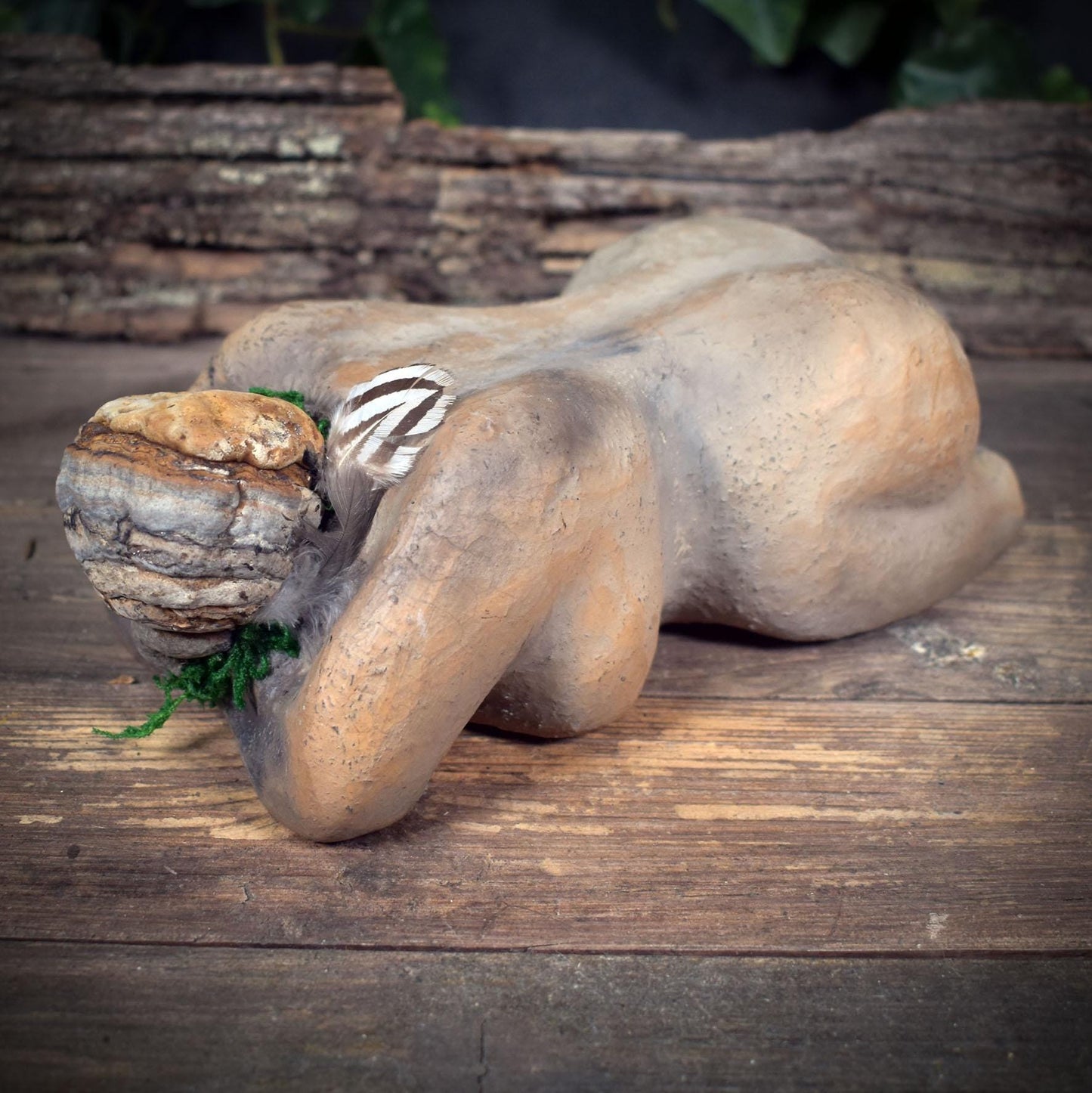 Ruhende Erdmutter Skulptur, Archaische Frauenfigur aus Keramik mit Baumpilz, Spirituelle Waldkunst, Handgefertigt, Symbol für Rückzug