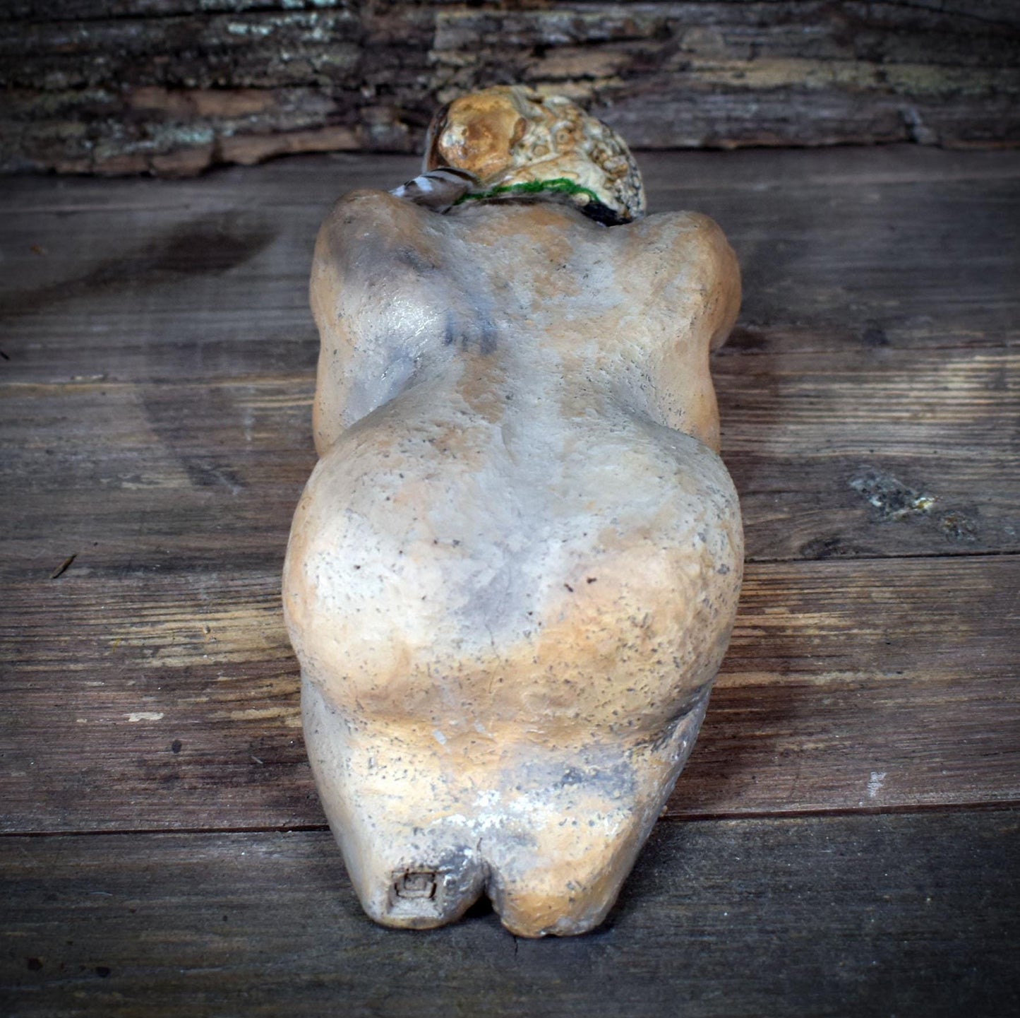 Ruhende Erdmutter Skulptur, Archaische Frauenfigur aus Keramik mit Baumpilz, Spirituelle Waldkunst, Handgefertigt, Symbol für Rückzug SKU255