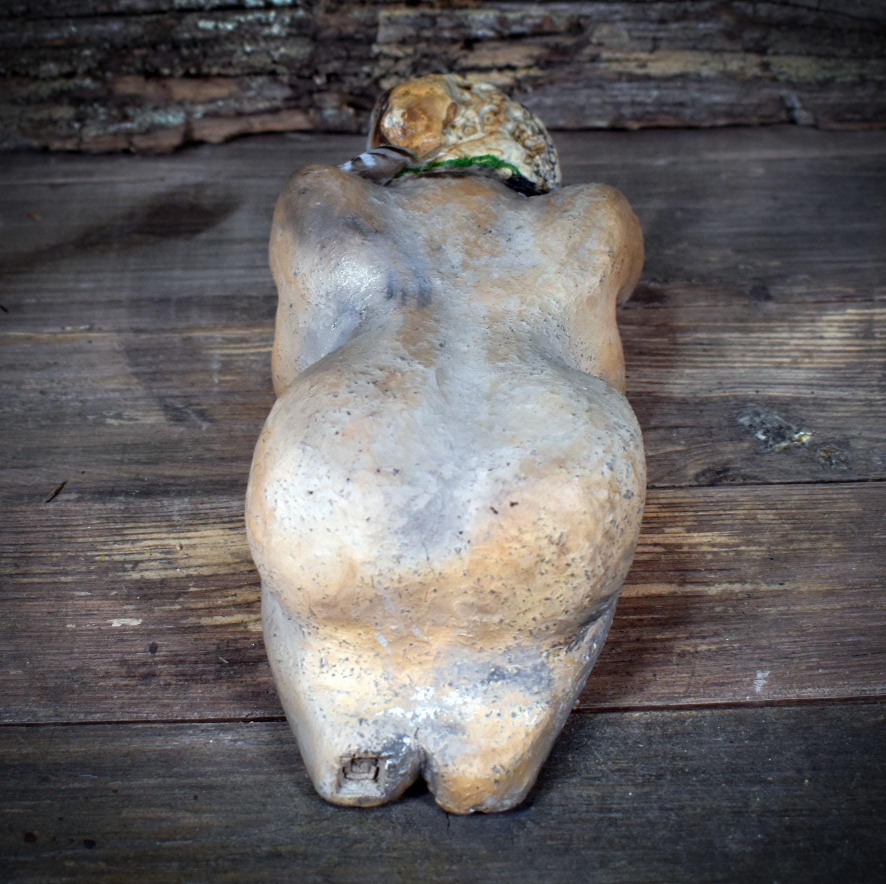 Ruhende Erdmutter Skulptur, Archaische Frauenfigur aus Keramik mit Baumpilz, Spirituelle Waldkunst, Handgefertigt, Symbol für Rückzug SKU255