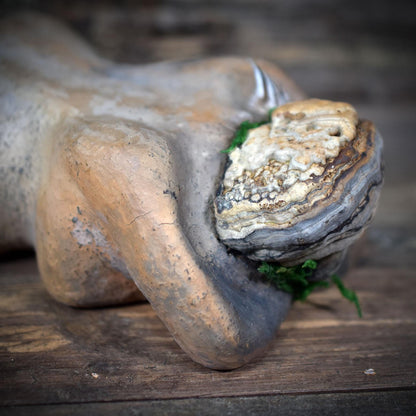 Ruhende Erdmutter Skulptur, Archaische Frauenfigur aus Keramik mit Baumpilz, Spirituelle Waldkunst, Handgefertigt, Symbol für Rückzug SKU255