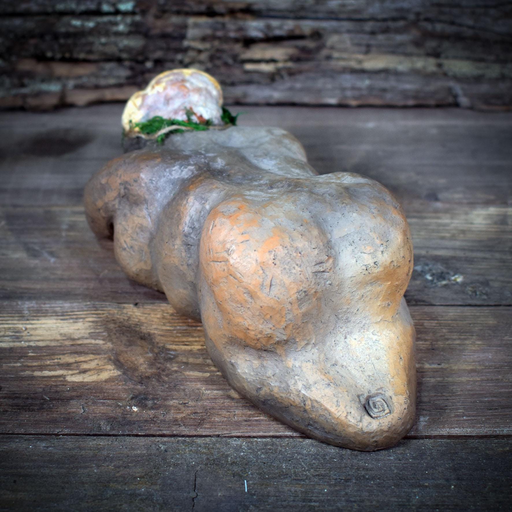 Erdseele Skulptur, Liegende Frauenfigur aus Keramik mit Baumpilz, Archaische Wald-Göttin, Handgefertigt, Spirituelle Natur-Kunst