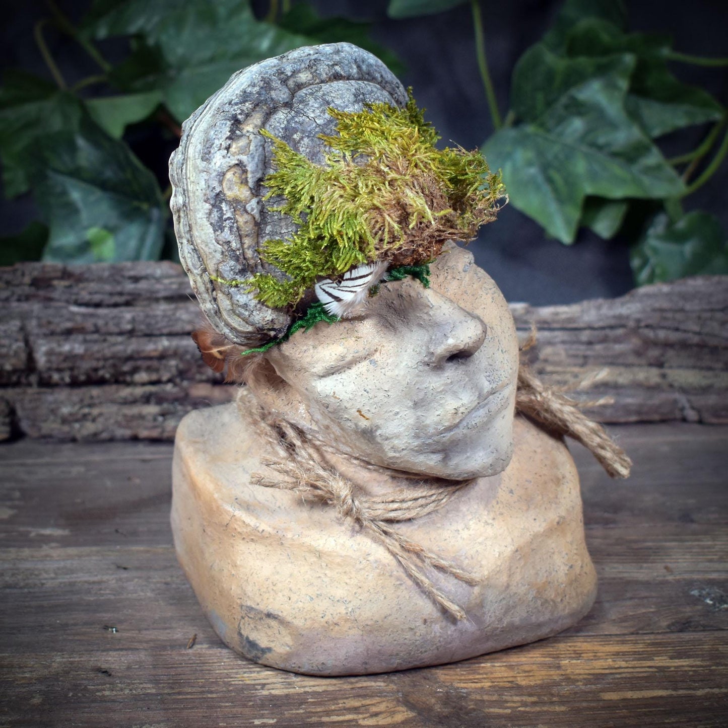 Waldgeist Skulptur, Archaische Büste aus Ton mit Baumpilz & Moos, Meditative Kopf-Figur, Spirituelle Kunst, Handgefertigtes Unikat SKU258