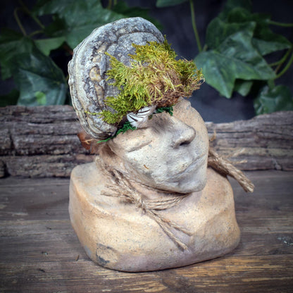 Waldgeist Skulptur, Archaische Büste aus Ton mit Baumpilz & Moos, Meditative Kopf-Figur, Spirituelle Kunst, Handgefertigtes Unikat SKU258