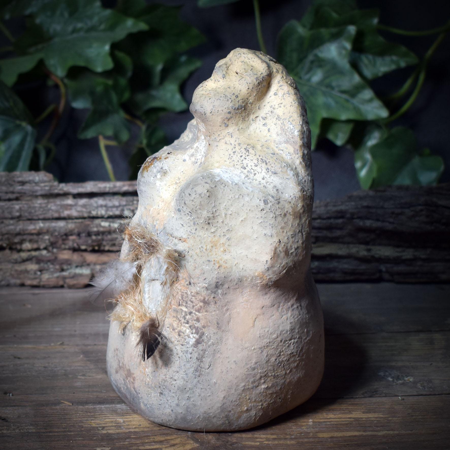Erdmutter, Archaische Skulptur aus Ton mit Petroglyphen-Symbol, Spirituelle Frauenfigur, Ahnen-Kunst, Handgefertigtes Unikat SKU259