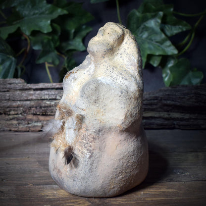 Erdmutter, Archaische Skulptur aus Ton mit Petroglyphen-Symbol, Spirituelle Frauenfigur, Ahnen-Kunst, Handgefertigtes Unikat SKU259
