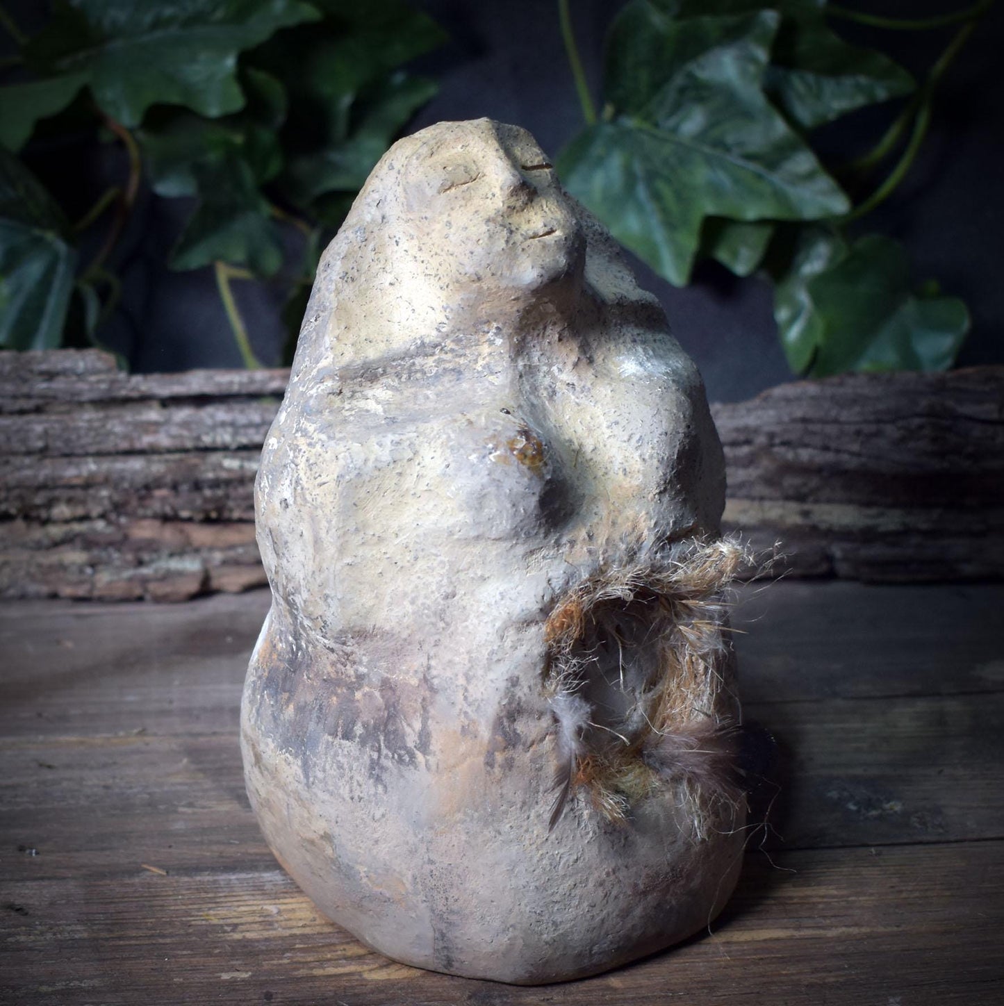 Erdmutter, Archaische Skulptur aus Ton mit Petroglyphen-Symbol, Spirituelle Frauenfigur, Ahnen-Kunst, Handgefertigtes Unikat SKU259