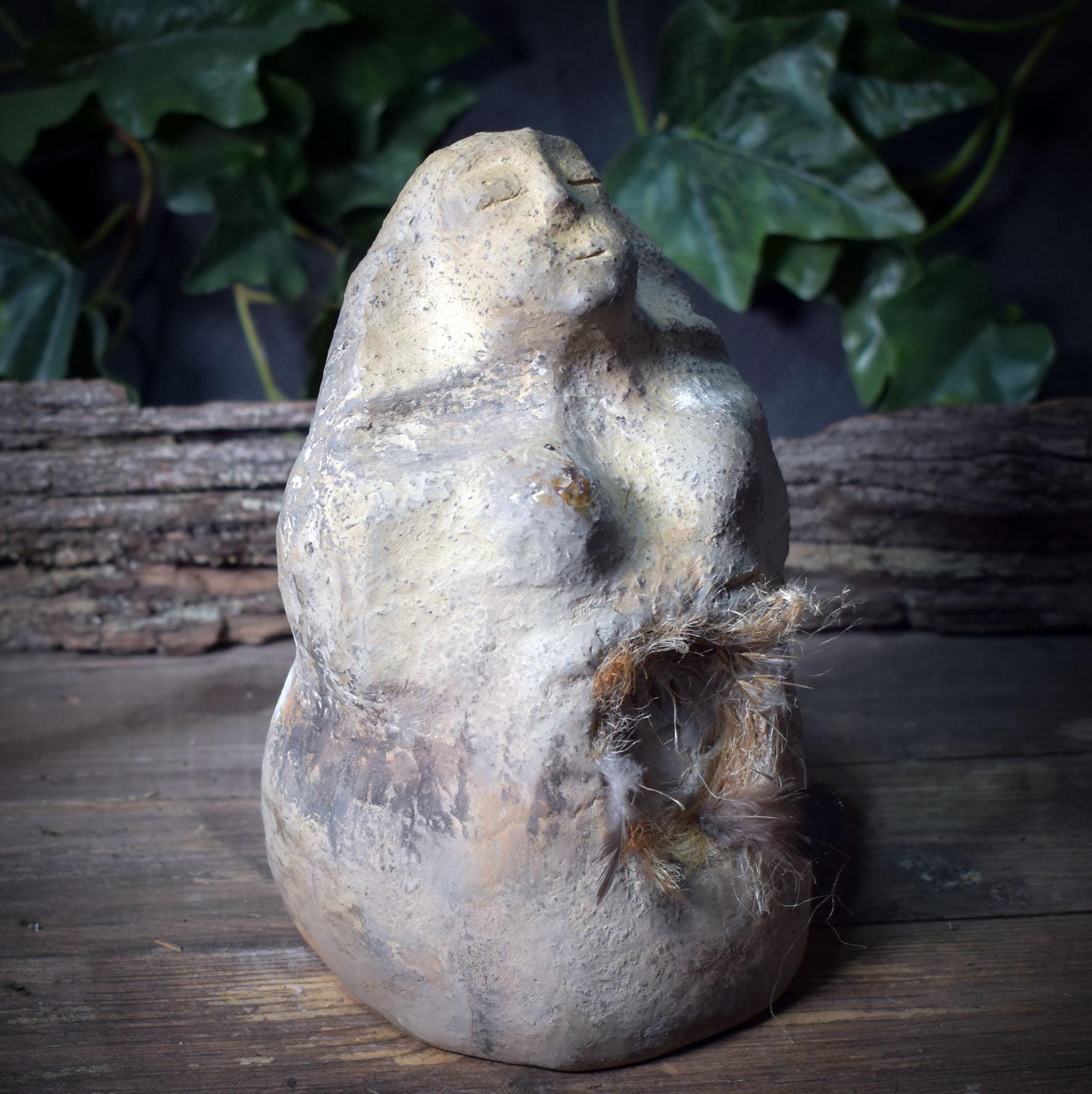 Erdmutter, Archaische Skulptur aus Ton mit Petroglyphen-Symbol, Spirituelle Frauenfigur, Ahnen-Kunst, Handgefertigtes Unikat SKU259