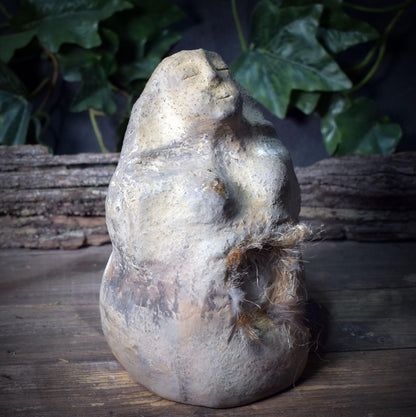 Erdmutter, Archaische Skulptur aus Ton mit Petroglyphen-Symbol, Spirituelle Frauenfigur, Ahnen-Kunst, Handgefertigtes Unikat SKU259
