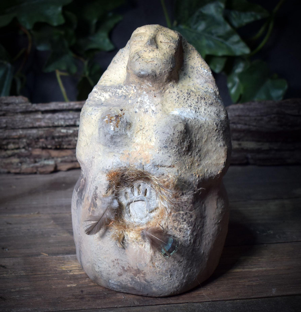 Erdmutter, Archaische Skulptur aus Ton mit Petroglyphen-Symbol, Spirituelle Frauenfigur, Ahnen-Kunst, Handgefertigtes Unikat