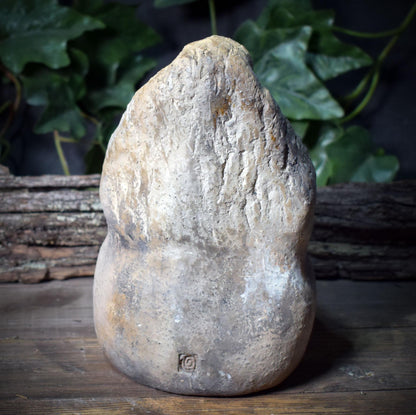 Erdmutter, Archaische Skulptur aus Ton mit Petroglyphen-Symbol, Spirituelle Frauenfigur, Ahnen-Kunst, Handgefertigtes Unikat SKU259