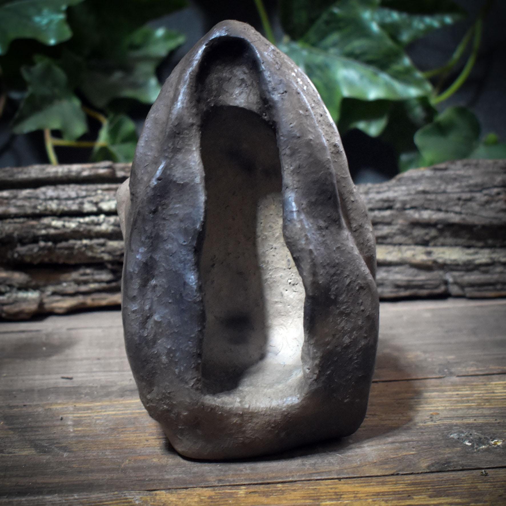 Yoni Skulptur aus Ton handgefertigt, Archaische Wächterin, Spirituelle Tonkunst für Altar & Rituale, Geschenk für Frauen, 15cm SKU260