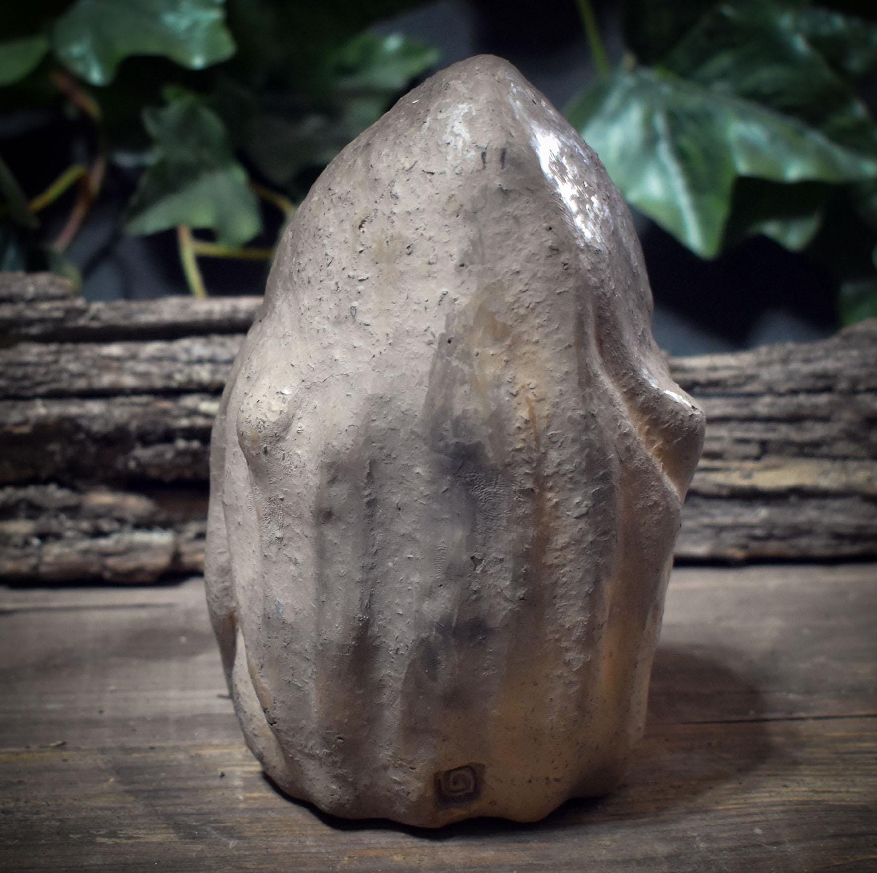 Yoni Skulptur aus Ton handgefertigt, Archaische Wächterin, Spirituelle Tonkunst für Altar & Rituale, Geschenk für Frauen, 15cm SKU260