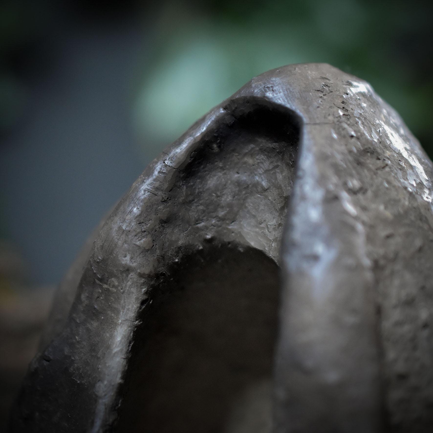 Yoni Skulptur aus Ton handgefertigt, Archaische Wächterin, Spirituelle Tonkunst für Altar & Rituale, Geschenk für Frauen, 15cm SKU260