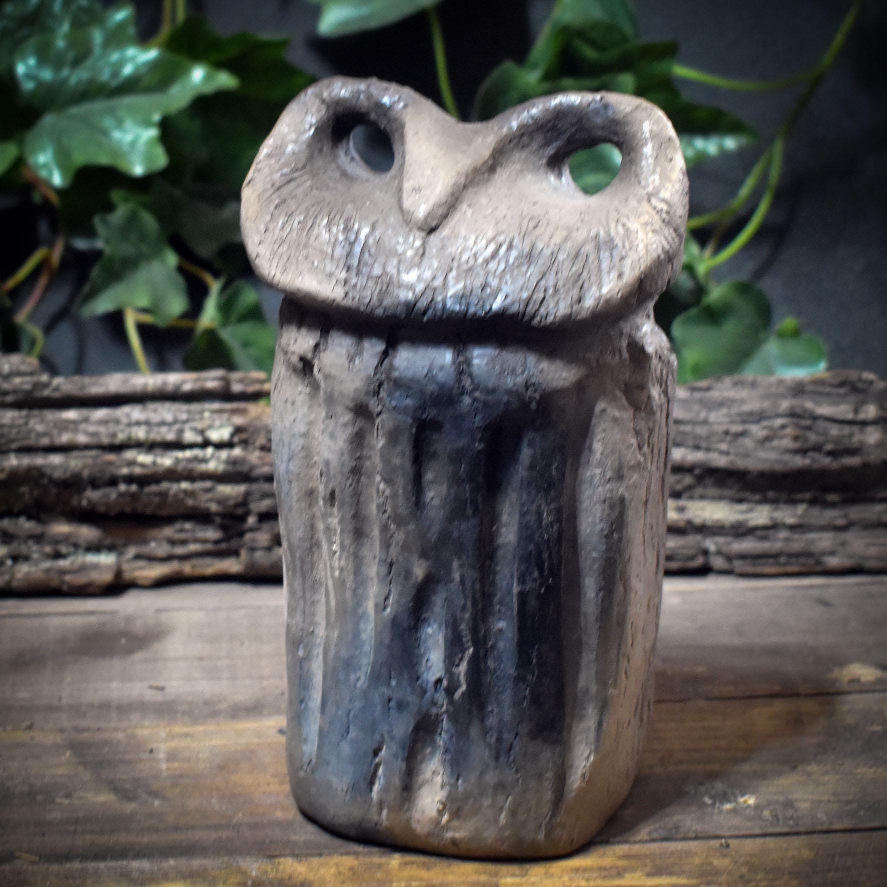 Eule Skulptur aus Ton handgefertigt, Archaisches Krafttier, Spirituelle Keramik Dekoration für Altar & Heim, Eulenwächter 18cm