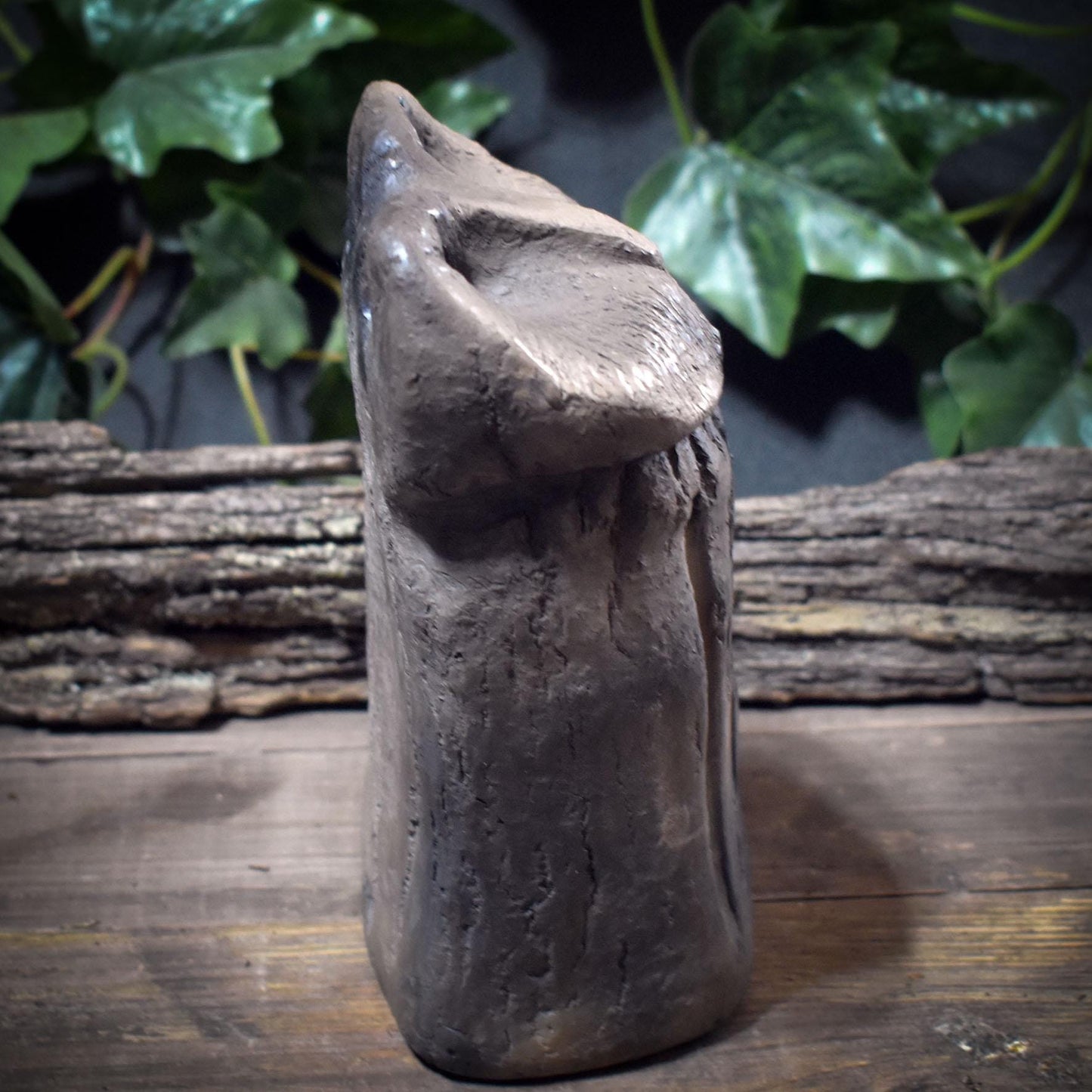 Eule Skulptur aus Ton handgefertigt, Archaisches Krafttier, Spirituelle Keramik Dekoration für Altar & Heim, Eulenwächter 18cm SKU261