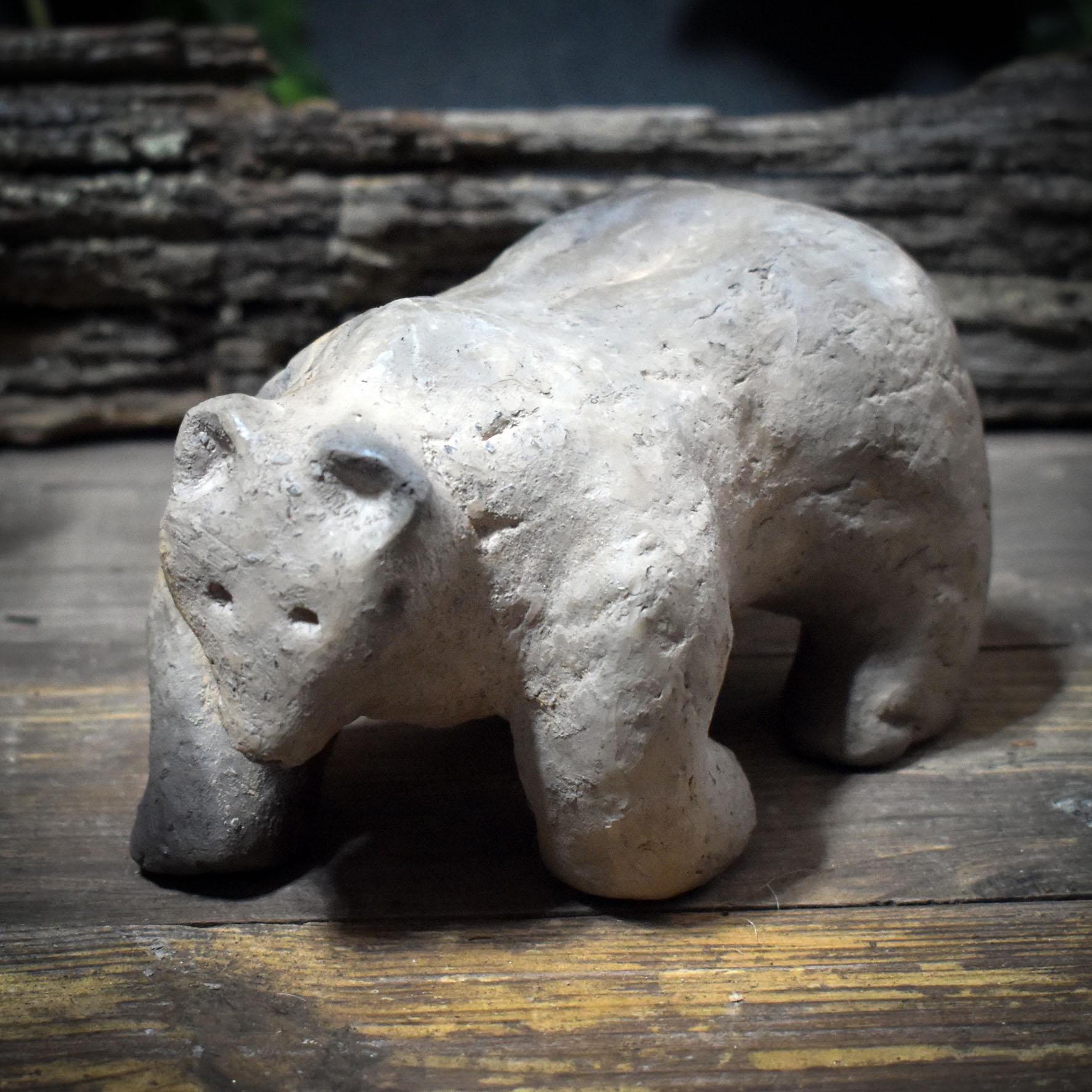 Bär Skulptur aus Ton handgefertigt, Archaisches Krafttier, Spirituelle Tierfigur für Altar & Schutz, Kraftbär Tonkunst klein 11cm