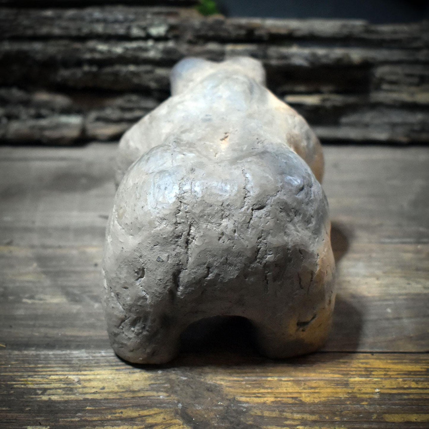 Bär Skulptur aus Ton handgefertigt, Archaisches Krafttier, Spirituelle Tierfigur für Altar & Schutz, Kraftbär Tonkunst klein 11cm