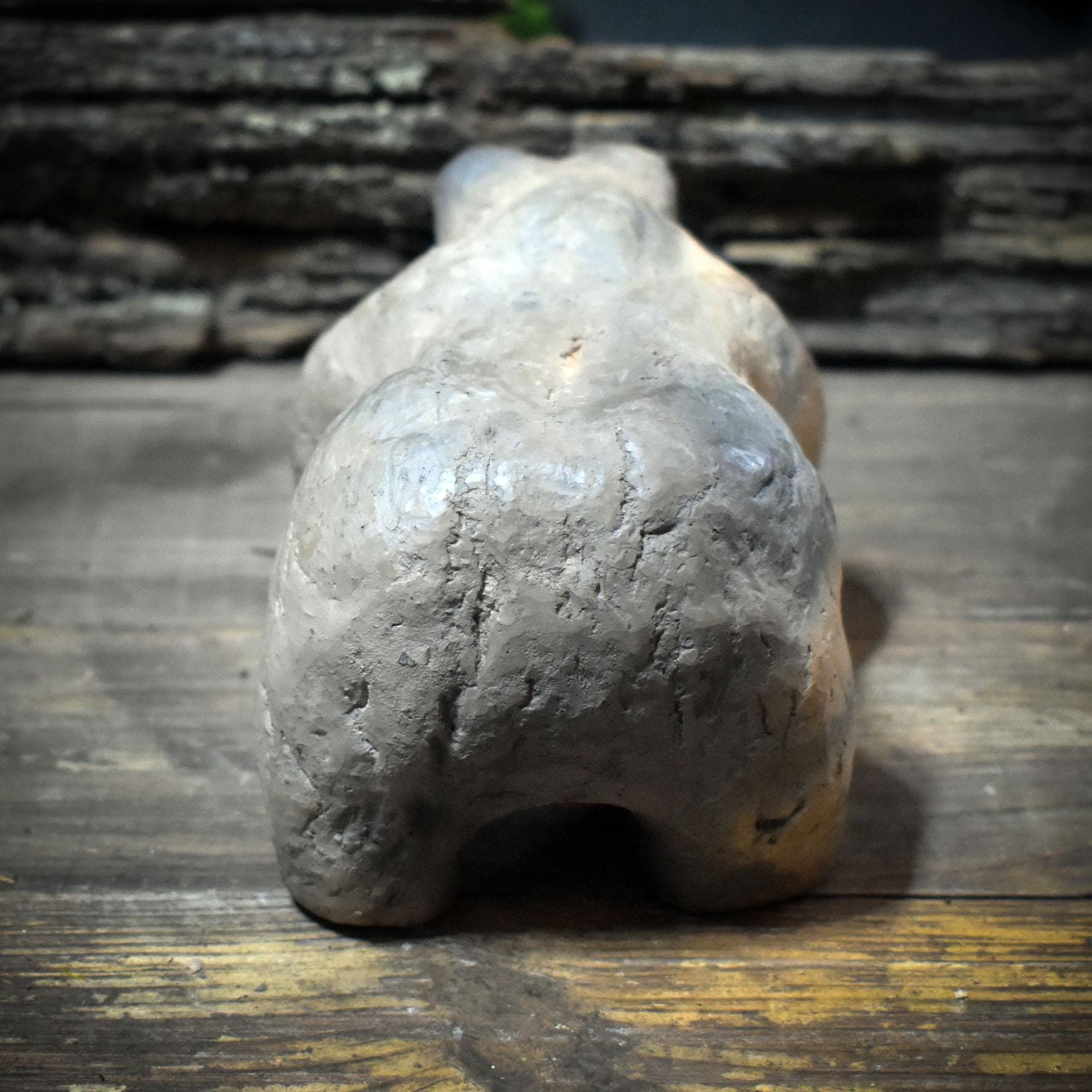 Bär Skulptur aus Ton handgefertigt, Archaisches Krafttier, Spirituelle Tierfigur für Altar & Schutz, Kraftbär Tonkunst klein 11cm