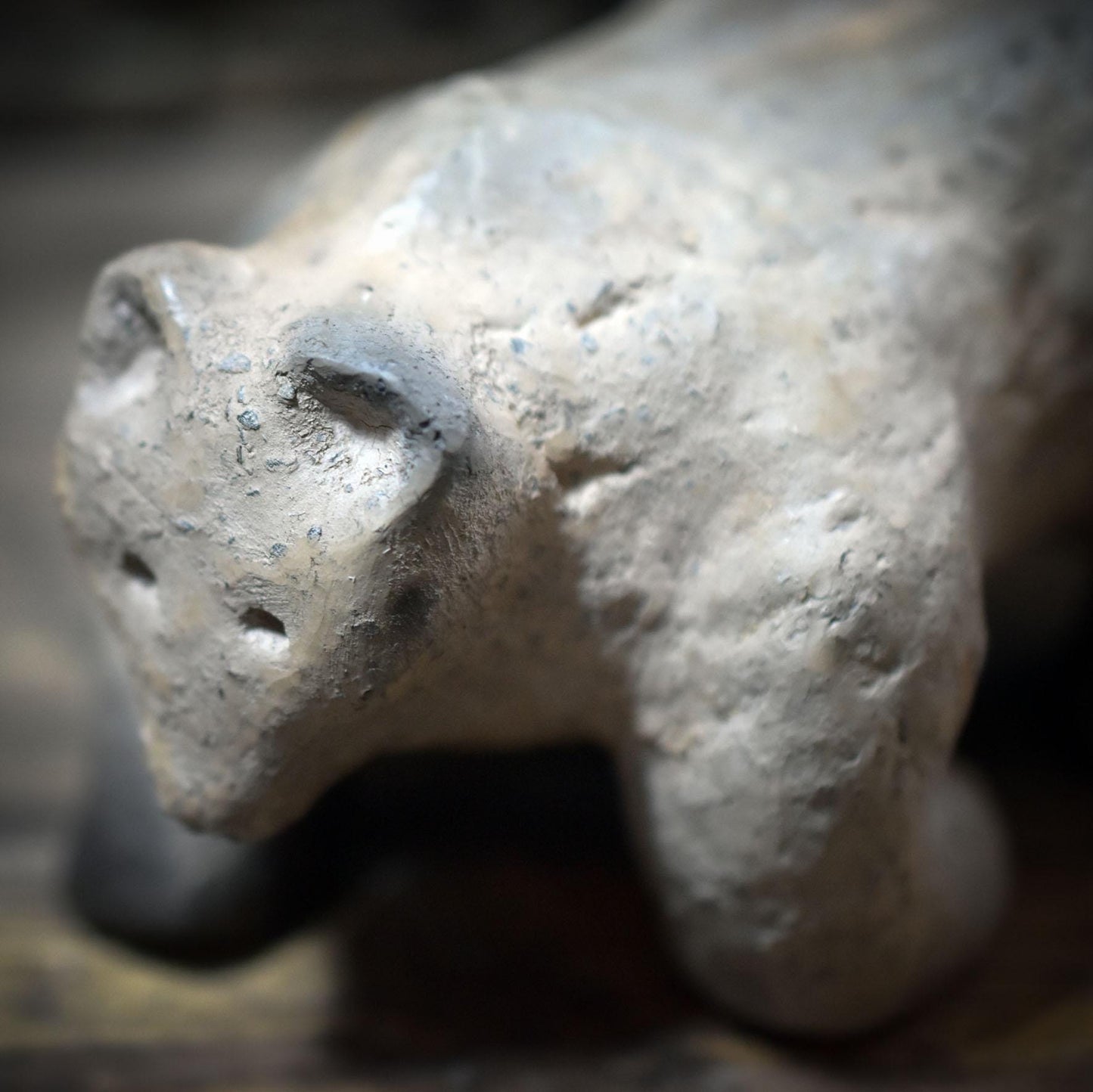 Bär Skulptur aus Ton handgefertigt, Archaisches Krafttier, Spirituelle Tierfigur für Altar & Schutz, Kraftbär Tonkunst klein 11cm