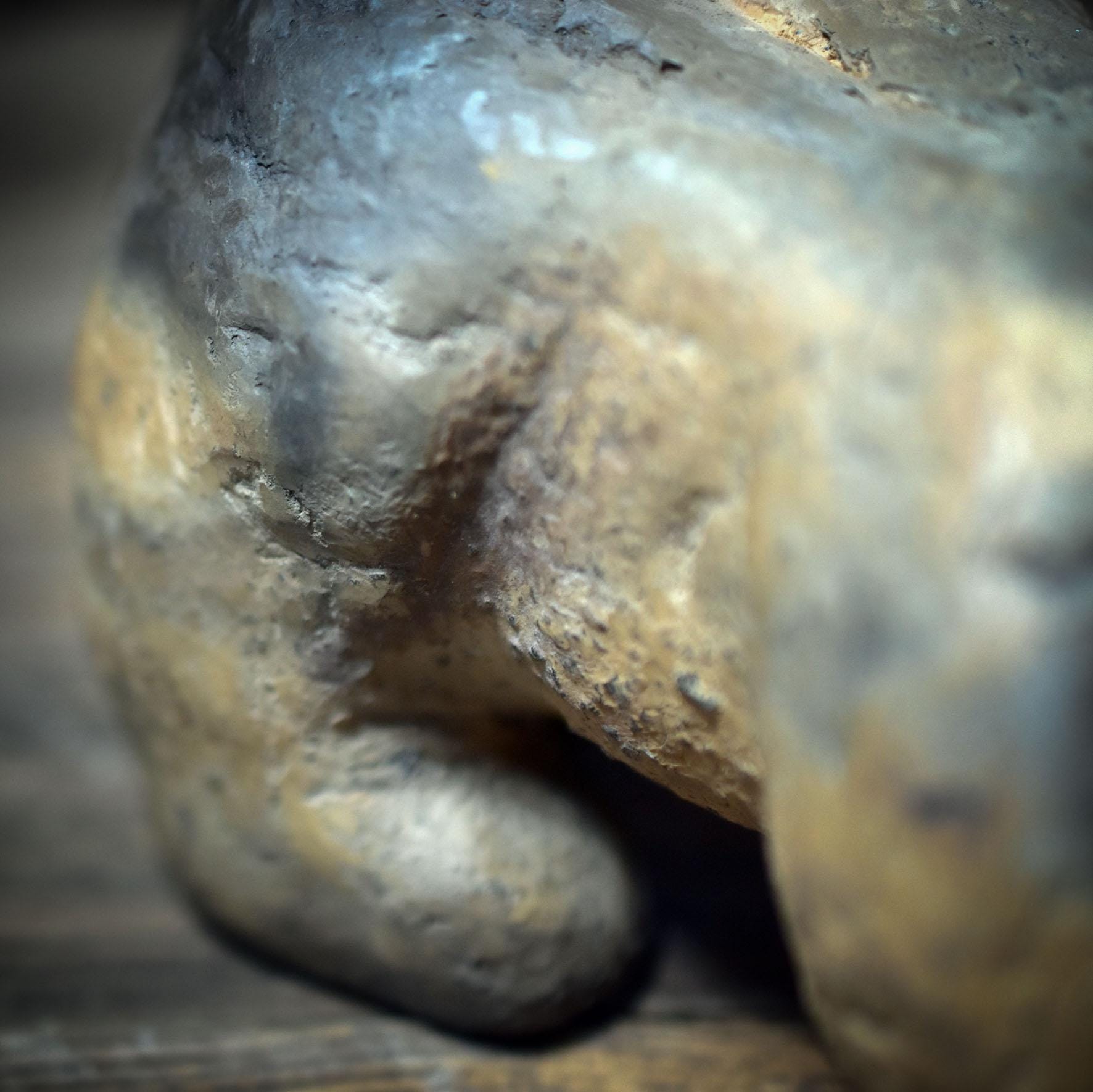 Bär Skulptur aus Ton handgefertigt, Archaisches Krafttier, Spirituelle Tierfigur für Altar & Schutz, Kraftbär Tonkunst klein 11cm SKU262