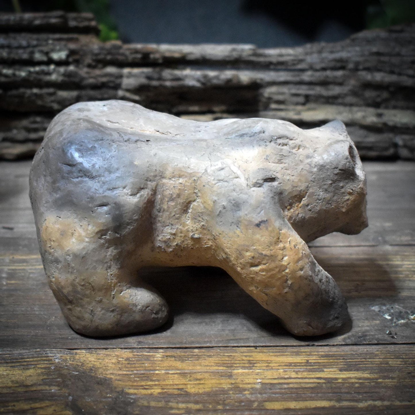 Bär Skulptur aus Ton handgefertigt, Archaisches Krafttier, Spirituelle Tierfigur für Altar & Schutz, Kraftbär Tonkunst klein 11cm