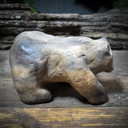 Bär Skulptur aus Ton handgefertigt, Archaisches Krafttier, Spirituelle Tierfigur für Altar & Schutz, Kraftbär Tonkunst klein 11cm