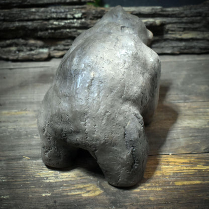 Bär Skulptur aus Ton handgefertigt, Archaisches Krafttier, Große spirituelle Tierfigur für Altar & Schutz, Kraftbär Tonkunst 13cm SKU263