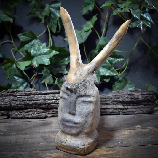 Schamanische Maske Skulptur mit Geweih, Archaisches Geistwesen aus Ton & Holz, Spirituelle Altar Kunst, Ritual Begleiter Unikat 28cm SKU264