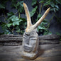 Schamanische Maske Skulptur mit Geweih, Archaisches Geistwesen aus Ton & Holz, Spirituelle Altar Kunst, Ritual Begleiter Unikat 28cm SKU264