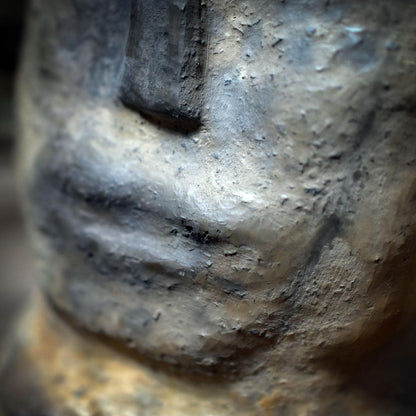 Schamanische Maske Skulptur mit Geweih, Archaisches Geistwesen aus Ton & Holz, Spirituelle Altar Kunst, Ritual Begleiter Unikat 28cm SKU264