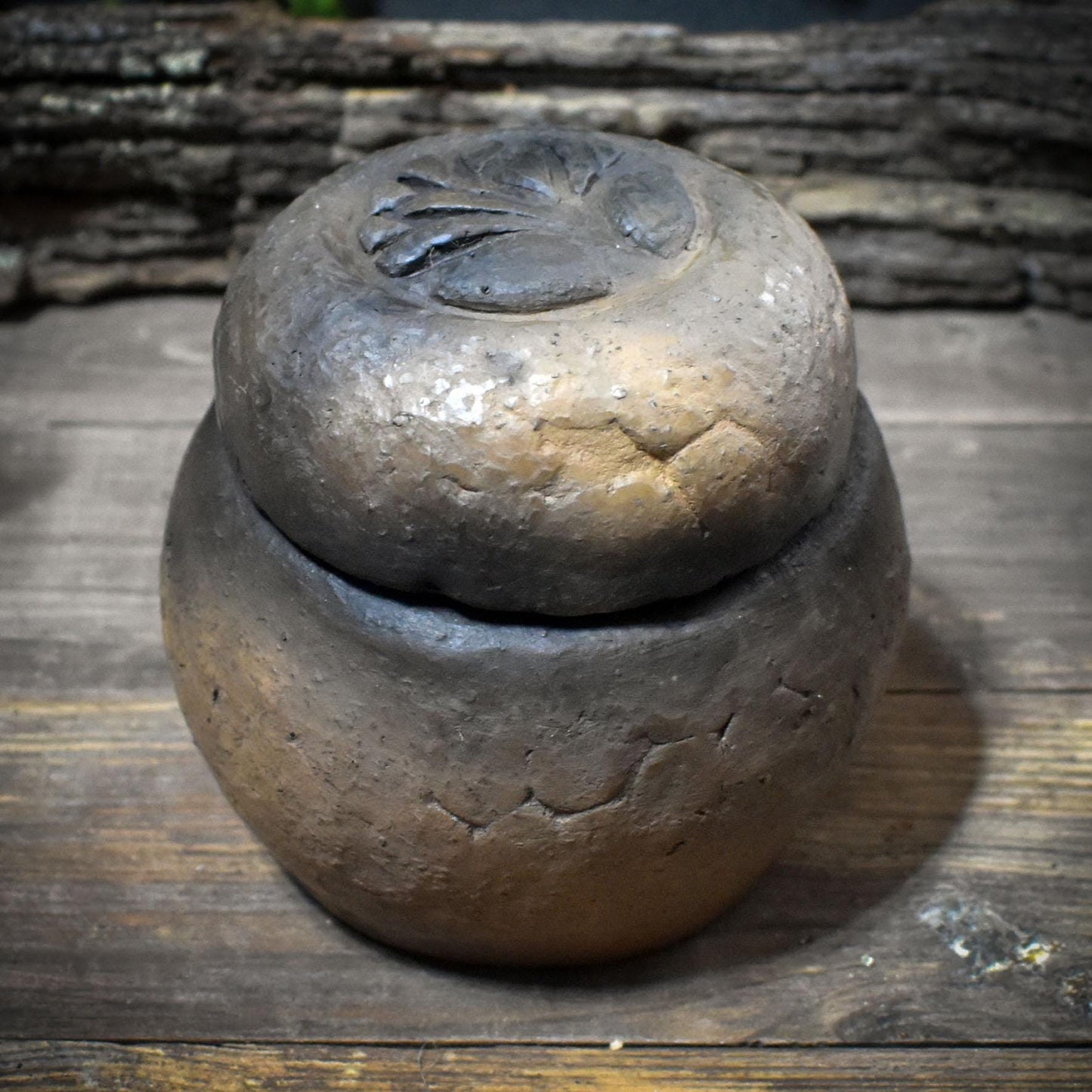 Ahnenraum Ritual Set: 7 Ahnensteine im Gefäß aus Rauchbrandton, Innere Kind Arbeit & Ahnenheilung, Spirituelles Geschenk Psychologie AHR001