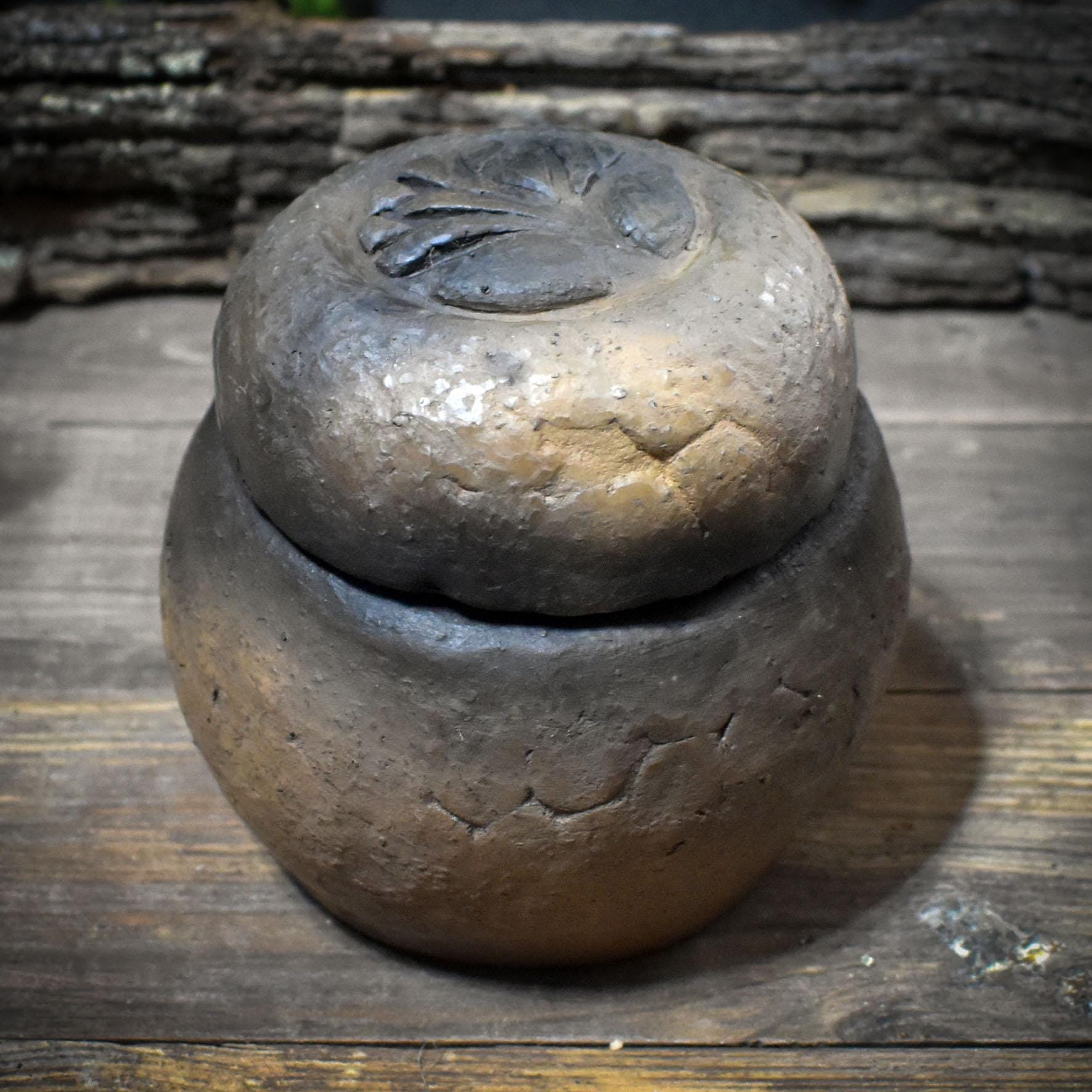 Ahnenraum Ritual Set: 7 Ahnensteine im Gefäß aus Rauchbrandton, Innere Kind Arbeit & Ahnenheilung, Spirituelles Geschenk Psychologie AHR001